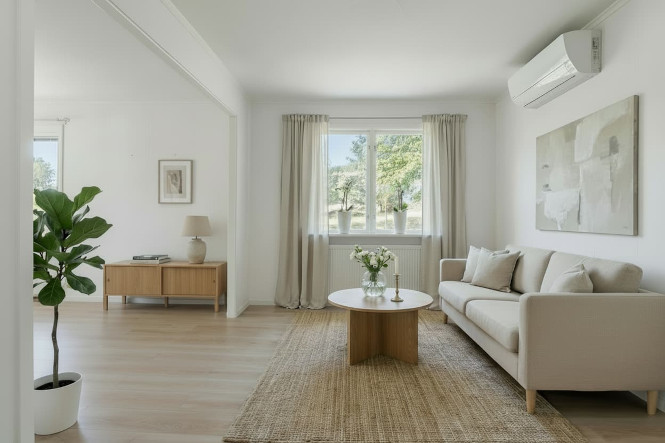 Rum efter AI homestaging, professionellt stylat med moderna möbler och inredning, verklighetstroget resultat på 5 minuter